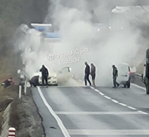 Un autoturism a luat foc pe DN 1, în județul Brașov! 1 Autoturism | MyTex.ro