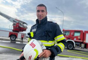 Casă din județul Brașov, cuprinsă de flăcări! Un pompier aflat în timpul liber, printre primii care au intervenit 8 Casă | MyTex.ro