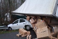 Un TIR care transporta colete s-a răsturnat peste un autoturism, pe autostrada A1! 3 | MyTex.ro