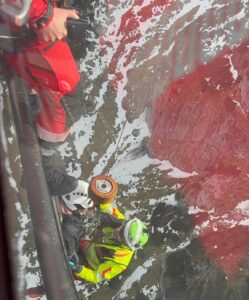 Brașov - Intervenție cu elicopterul pentru o turistă care a alunecat 100 de metri în Valea Ciubotea 7 Intervenție | MyTex.ro