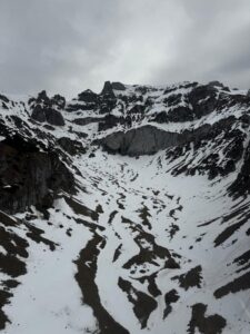 Brașov - Intervenție cu elicopterul pentru o turistă care a alunecat 100 de metri în Valea Ciubotea 8 Intervenție | MyTex.ro