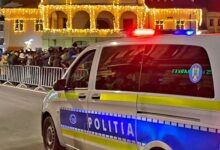 Anunțul Poliției Brașov înainte de momentul aprinderii bradului din Piața Sfatului 8 Cod Galben | MyTex.ro