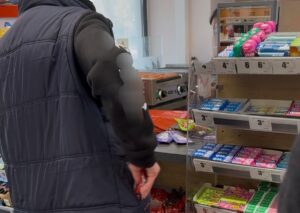 VIDEO. Client prins cu buzunarele doldora de dulciuri… neplătite, la un magazin din Brașov 1 client | MyTex.ro