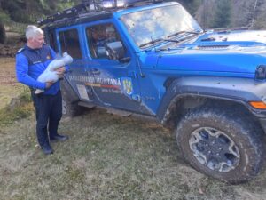 Patru turiști, însoțiți de un bebeluș, s-au rătăcit și au rămas împotmoliți în noroi, dorind să ajungă la o pensiune din județul Brașov 5 Turiști | MyTex.ro