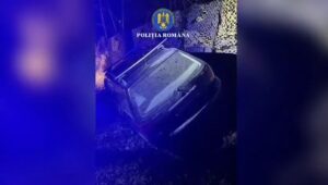 A ieșit cu mașina în decor în timp ce era urmărit de polițiști de la IPJ Brașov / Șoferul, beat... cu repetiție, a fost reținut (video) 1 Mașina | MyTex.ro