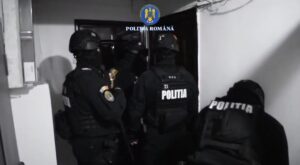 Video. Doi falși angajați de la gaz, arestați pentru furt de peste 35.000 de lei la Brașov: victima, o femeie de 98 de ani 5 Arestați | MyTex.ro
