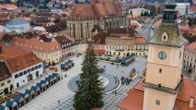 Restricţii de circulaţie în Braşov. Locuri de parcare, restricționate timp de 2 zile. 200.000 de beculeţe şi 5.000 de globuri în bradul de Crăciun din Piaţa Sfatului 1 Restricţii de circulaţie