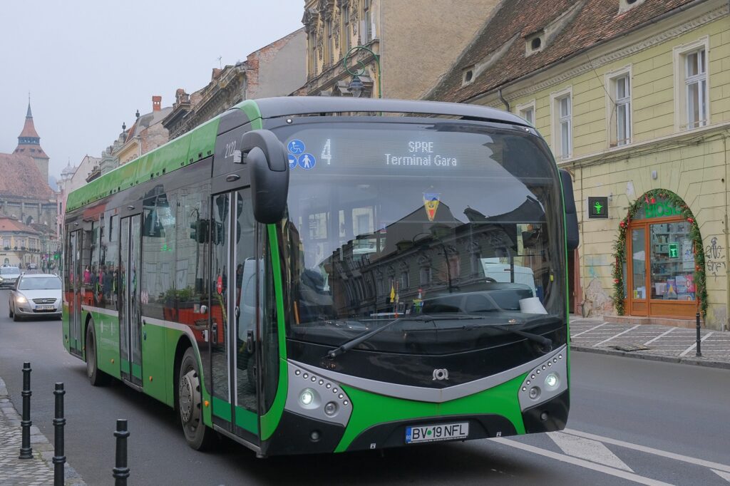 Veniți cu mijloacele de transport RATBV în Piața Sfatului pentru a vă bucura de luminițele din bradul de Crăciun la evenimentul din 30 noiembrie / 13 linii - suplimentate cu încă 29 de autobuze 10 Piața Sfatului | MyTex.ro