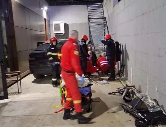 Accident îngrozitor în parcarea unui centru medical! Un tânăr a murit, iar altul a fost rănit grav 1 accident | MyTex.ro