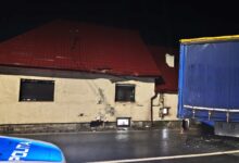 TIR intrat în gardul unei case, pe DN 1 Sibiu - Brașov! 5 Accident | MyTex.ro