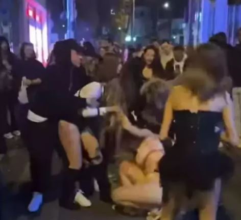 VIDEO. Bătaie între fete, la o petrecere de Halloween! 1 bătaie | MyTex.ro