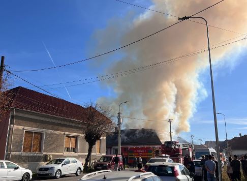 Ultima oră. Incendiu la o casă din Făgăraș! Intervin mai multe echipaje ale ISU Brașov 1 incendiu | MyTex.ro