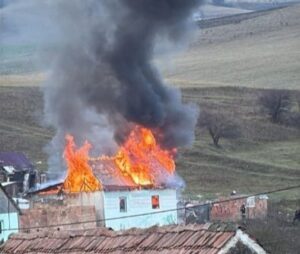 Casă din județul Brașov, cuprinsă de flăcări! Un pompier aflat în timpul liber, printre primii care au intervenit 7 Casă | MyTex.ro