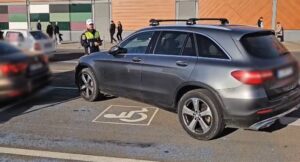 VIDEO. Razie în parcări! Poliția Brașov a dat peste 140 de amenzi pentru ocuparea abuzivă a locurilor pentru persoane cu dizabilități 1 razie | MyTex.ro
