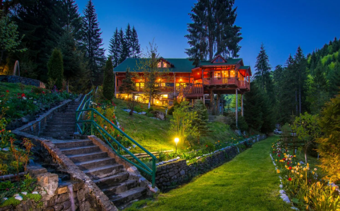 Fost pavilion de vânătoare a lui Nicolae Ceauşescu, de vânzare. E la cca 75 km de Braşov / Preţ pentru Hadar Chalet, care are şi heliport 1 Fost pavilion de vânătoare | MyTex.ro