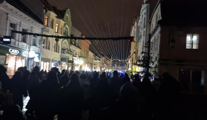 Brașov. O mare de oameni pe strada Republicii / Nu se mai poate urca spre Piața Sfatului 3 Braşov | MyTex.ro