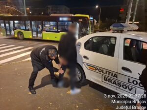 Tânăr care agresa un agent de pază, la un supermarket din Brașov, imobilizat de un polițist local 2 tânăr | MyTex.ro
