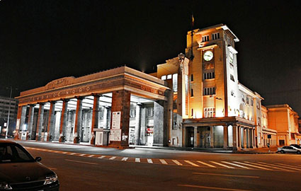 Incident grav la Gara de Nord! Un bărbat s-a urcat pe acoperiș și a aruncat cu cărămizi în mașini 3 Gara de Nord | MyTex.ro