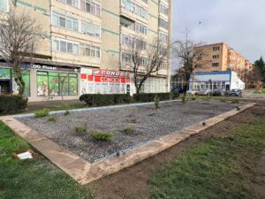 Video. Brașovul are prima fântână arteziană „înmormântată” în pietriș. Oamenii se plâng că este bătaie de joc 14 brașovul | MyTex.ro