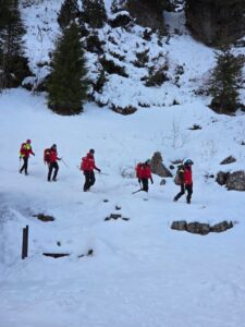Căutările tânărului dispărut în Bucegi au fost suspendate după o nouă zi fără rezultate / Risc major de avalanșă! „Salvamont Brașov nu abandonează niciodată o operațiune” 23 Bucegi | MyTex.ro