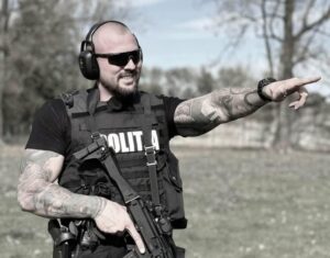 „Dacă nu era tatuat îl votam” – Polițistul brașovean Dani Cek răspunde prejudecăților înainte de finala „Omul Anului 2025” 7 Tatuat | MyTex.ro