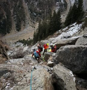 Update: Turistul rănit în Munții Făgăraș nu poate fi preluat de elicopter. Salvamontiștii brașoveni continuă intervenția terestră 11 Turistul | MyTex.ro