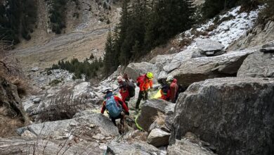 Update: Turistul rănit în Munții Făgăraș nu poate fi preluat de elicopter. Salvamontiștii brașoveni continuă intervenția terestră 10 DN 73A | MyTex.ro