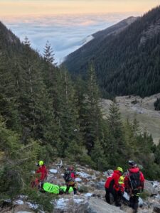 Update: Turistul rănit în Munții Făgăraș nu poate fi preluat de elicopter. Salvamontiștii brașoveni continuă intervenția terestră 14 Turistul | MyTex.ro