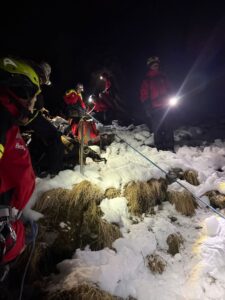 Update: Turistul rănit în Munții Făgăraș nu poate fi preluat de elicopter. Salvamontiștii brașoveni continuă intervenția terestră 13 Turistul | MyTex.ro