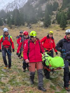 Update: Turistul rănit în Munții Făgăraș nu poate fi preluat de elicopter. Salvamontiștii brașoveni continuă intervenția terestră 12 Turistul | MyTex.ro