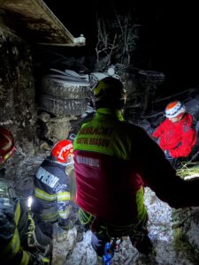 Foto. Salvamontiști brașoveni, intervenție de peste 7 ore la un accident rutier soldat cu doi morți, azi-noapte! 20 Accident | MyTex.ro