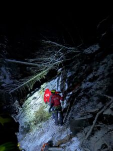 Foto. Salvamontiști brașoveni, intervenție de peste 7 ore la un accident rutier soldat cu doi morți, azi-noapte! 17 Accident | MyTex.ro