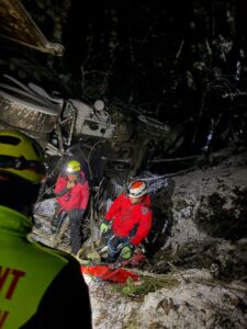 Foto. Salvamontiști brașoveni, intervenție de peste 7 ore la un accident rutier soldat cu doi morți, azi-noapte! 16 Accident | MyTex.ro