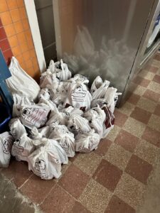 „Sacul lui Moș Crăciun” a ajuns la copiii din casele de tip familial 32 Moș Crăciun | MyTex.ro