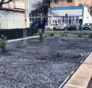 Video. Brașovul are prima fântână arteziană „înmormântată” în pietriș. Oamenii se plâng că este bătaie de joc 11 brașovul | MyTex.ro