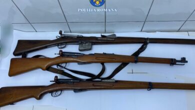 Flagrant: femeie prinsă cu un colet din Elveția, care conținea trei arme letale! Soțul ei, reținut 5 | MyTex.ro