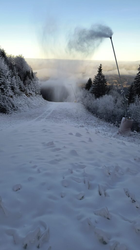 Se produce zăpadă artificială în Masivul Postăvarul - FOTO şi VIDEO 3 Se produce zăpadă artificială | MyTex.ro