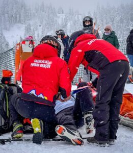 Accidente pe pârtiile din zona stațiunii Poiana Brașov: 16 intervenții ale Salvamont, cinci persoane transportate la spital 13 Brașov | MyTex.ro