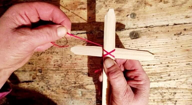 Credință și protecție: crucile de grindă, obicei păstrat în ajun de Bobotează 3 Crucile de grindă | MyTex.ro