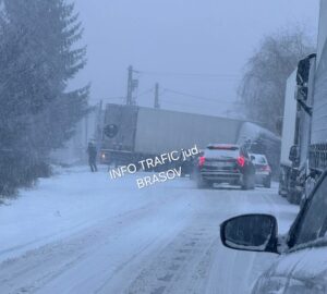 Ultima oră. TIR derapat pe DN 73A! Trafic blocat! Posibil blocaj și pe Drumul Poienii! Ninsoarea creează probleme și pe alte șosele din Brașov! 9 Tir | MyTex.ro