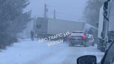 Ultima oră. TIR derapat pe DN 73A! Trafic blocat! Posibil blocaj și pe Drumul Poienii! Ninsoarea creează probleme și pe alte șosele din Brașov! 10 Bistrița | MyTex.ro