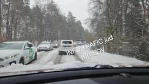 Ultima oră. TIR derapat pe DN 73A! Trafic blocat! Posibil blocaj și pe Drumul Poienii! Ninsoarea creează probleme și pe alte șosele din Brașov! 11 Tir | MyTex.ro