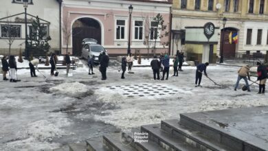 Râșnov: Beneficiarii de venit minim de incluziune, alături de angajați ai Primăriei, au îndepărtat gheața din centrul orașului 7 Brașov | MyTex.ro