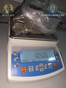 Un minor și un tânăr recidivist, reținuți de DIICOT pentru trafic de canabis. Droguri distribuite către alți minori 14 Minor | MyTex.ro