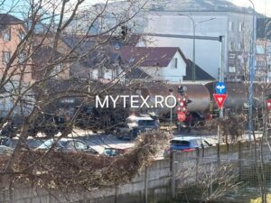 Ultima oră. Autoturism lovit de tren, în municipiul Brașov! 16 Autoturism | MyTex.ro