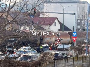 Ultima oră. Autoturism lovit de tren, în municipiul Brașov! 15 Autoturism | MyTex.ro