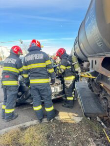 Ultima oră. Autoturism lovit de tren, în municipiul Brașov! 18 Autoturism | MyTex.ro