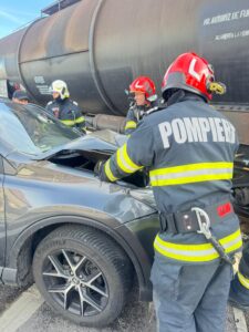 Ultima oră. Autoturism lovit de tren, în municipiul Brașov! 17 Autoturism | MyTex.ro