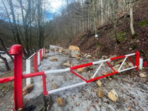 Intervenție de urgență în Brașov, după o alunecare de teren (foto) 21 alunecare | MyTex.ro