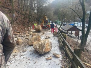 Intervenție de urgență în Brașov, după o alunecare de teren (foto) 22 alunecare | MyTex.ro